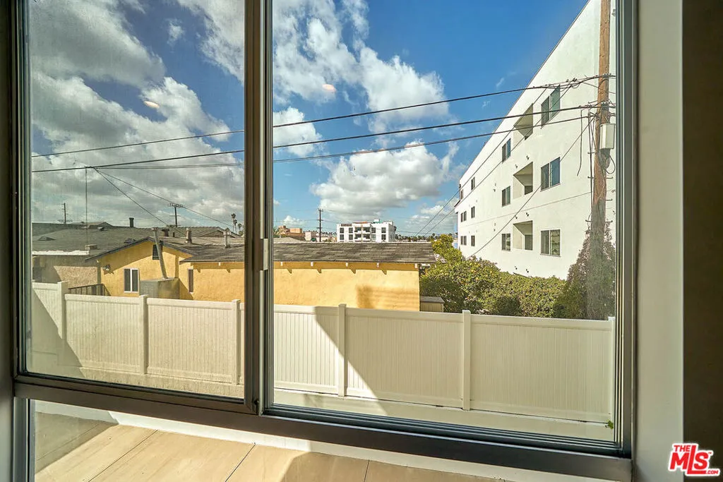 1101 S Harvard Boulevard 306, Los Angeles, California 90006 home-pic-5